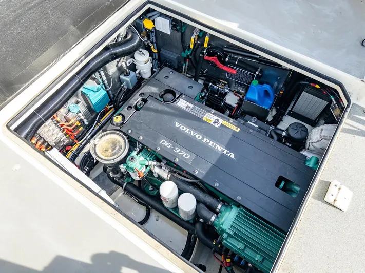  Yacht Photos Pics Engine compartment of a 2018 Targa 27.1 boat featuring a Volvo Penta D6-370 engine.