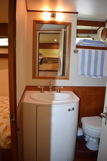 Cygnet Yacht Photos Pics Bathroom in 1960 Rybovich Sportfisherman boat.
