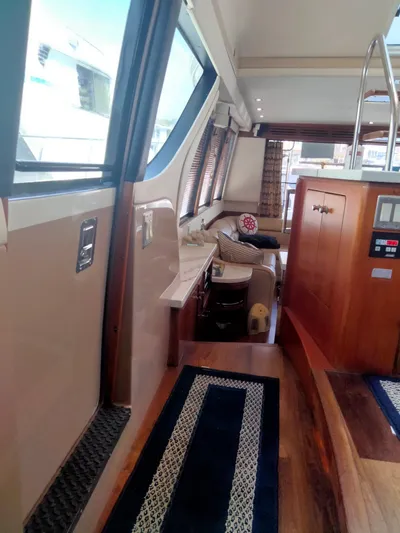Charlie's Dream Yacht Photos Pics Interior of 1999 Carver 530 Voyager Pilothouse yacht.
