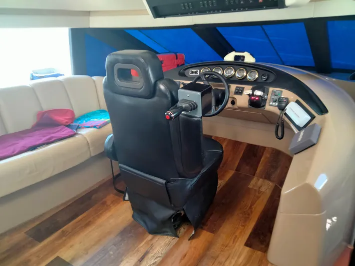 Charlie's Dream Yacht Photos Pics Interior of 1999 Carver 530 Voyager Pilothouse with helm station.