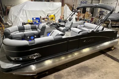 Tahoe Cascade 2385 Swingback (VRB) Tritoon & Honda 4-Stroke EFI