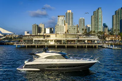 Riviera 4800 Sport Yacht