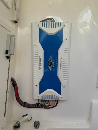  Yacht Photos Pics 2006 Regulator 32 FS boat amplifier installation with wiring.