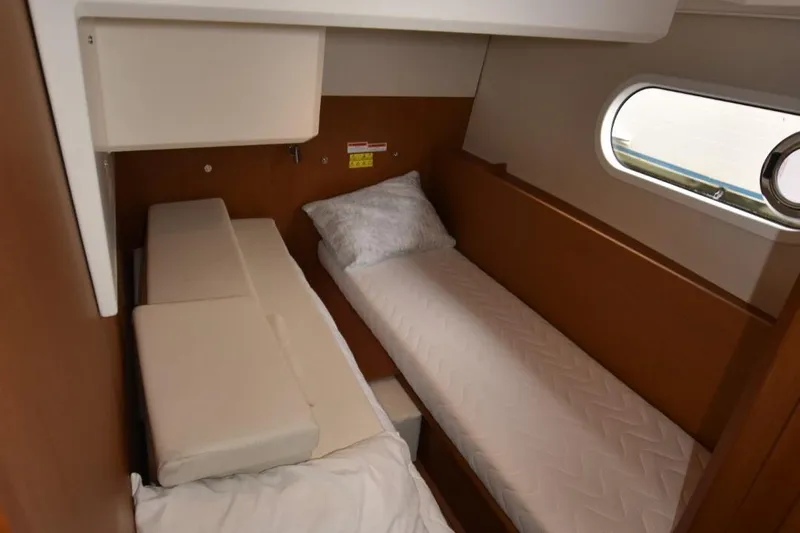  Yacht Photos Pics 2023 Beneteau Swift Trawler 41 Fly cabin with twin beds and porthole window.
