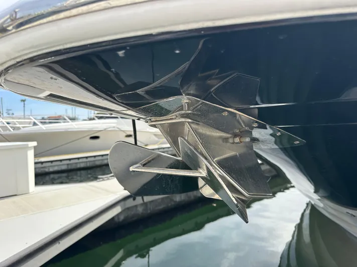 Irish Wake Yacht Photos Pics Propeller of 2005 Regal 4260 COMMODORE boat docked at marina.