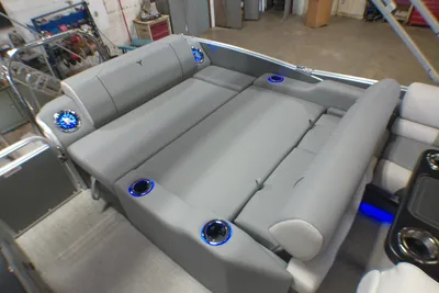 Tahoe Cascade 200HP VRL 2385 Swingback Tritoon