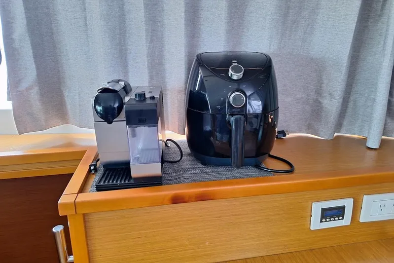 Kala Yacht Photos Pics Coffee machine and air fryer on Lagoon 450 F yacht, 2016 model.
