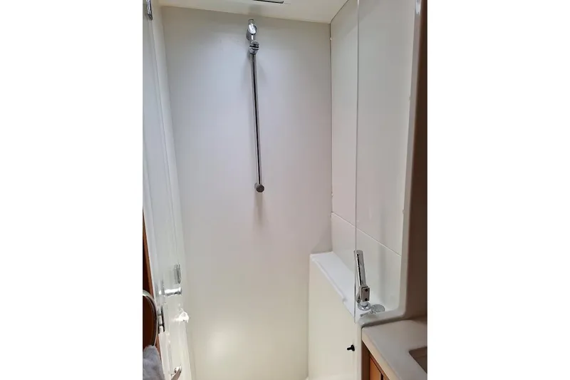 Kala Yacht Photos Pics Shower area in 2016 Lagoon 450 F yacht, featuring sleek design and modern fixtures.