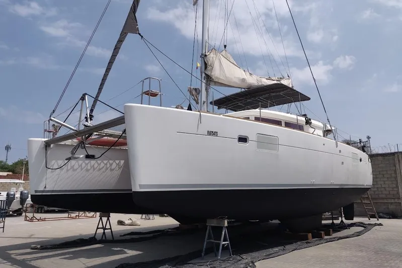 Kala Yacht Photos Pics 2016 Lagoon 450 F catamaran on dry dock, sails furled, under clear sky.