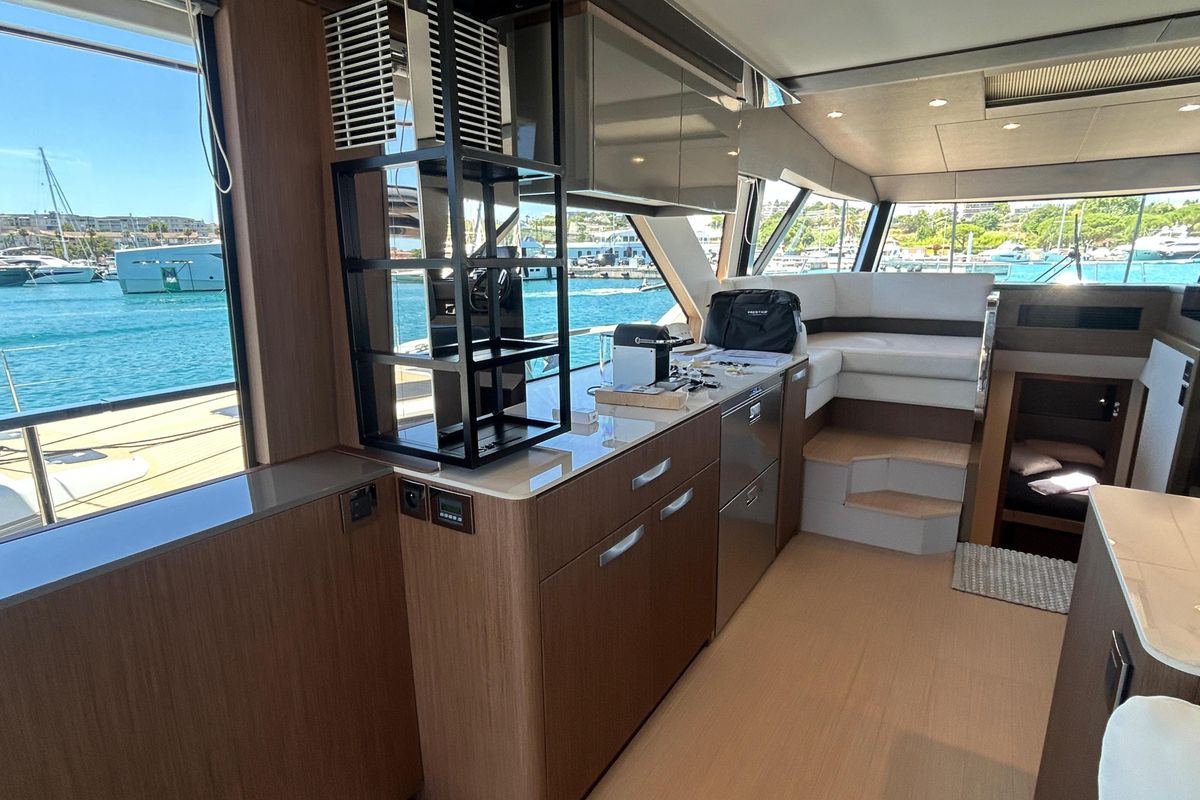 2022 Prestige 61 