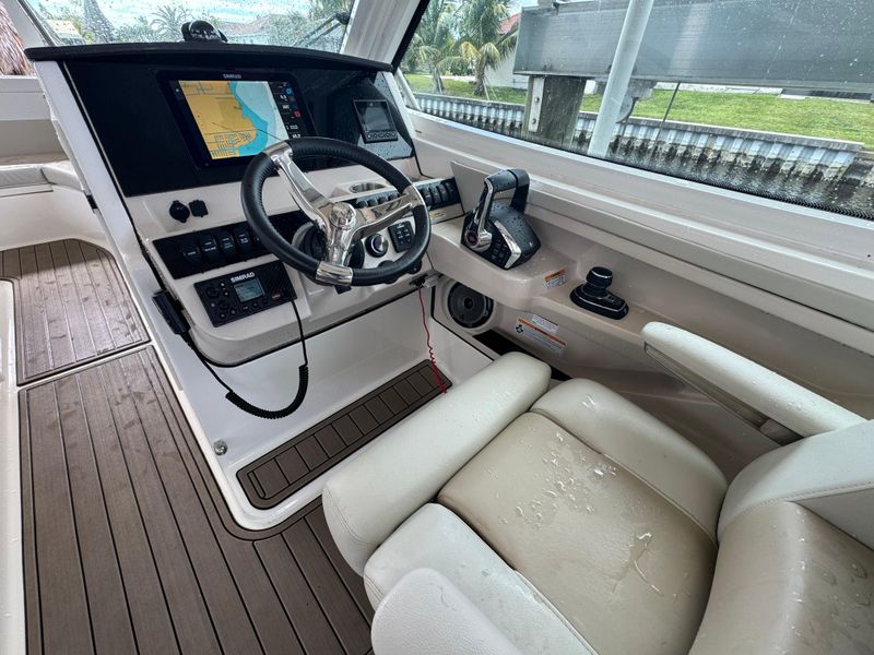 2023 Boston Whaler 280 Vantage