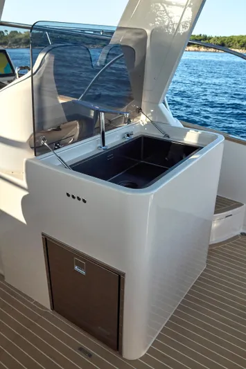 Yacht Photos Pics Outdoor sink on 2024 Patrone 45 OPEN yacht, featuring sleek design and ocean backdrop.