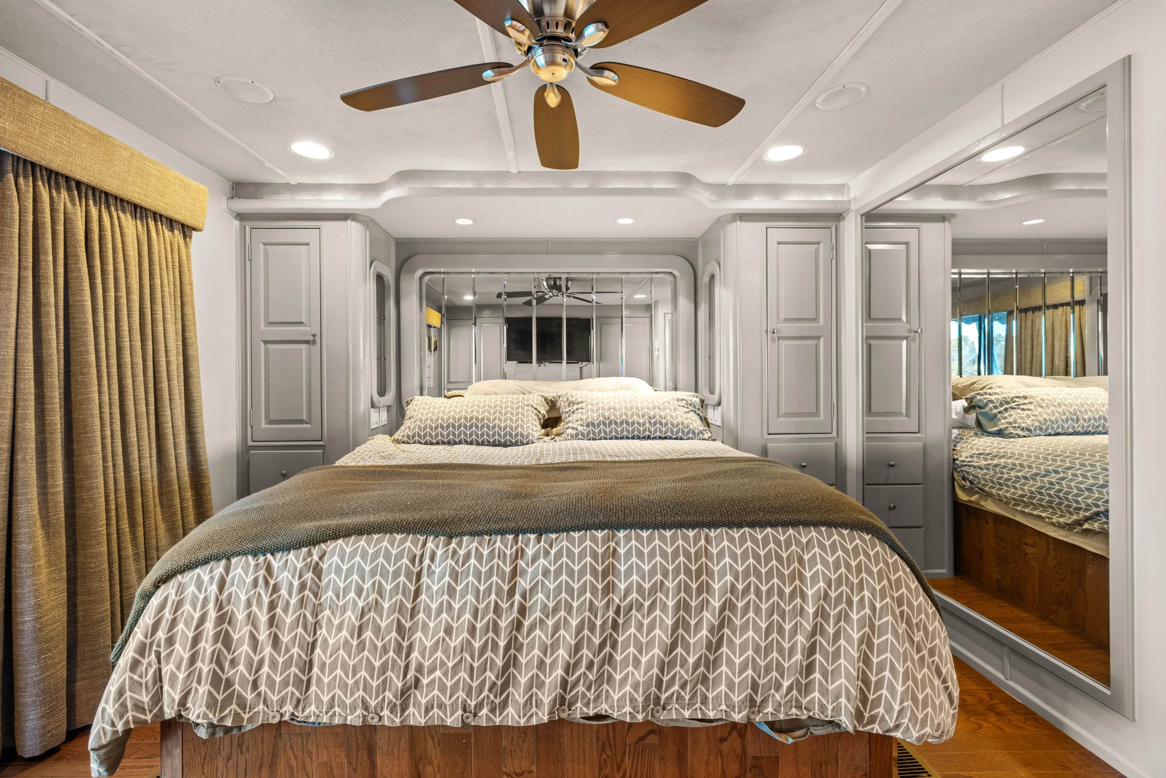  Yacht Photos Pics Luxurious bedroom interior of 1998 Stardust Cruisers houseboat with elegant bedding and mirrored closet.