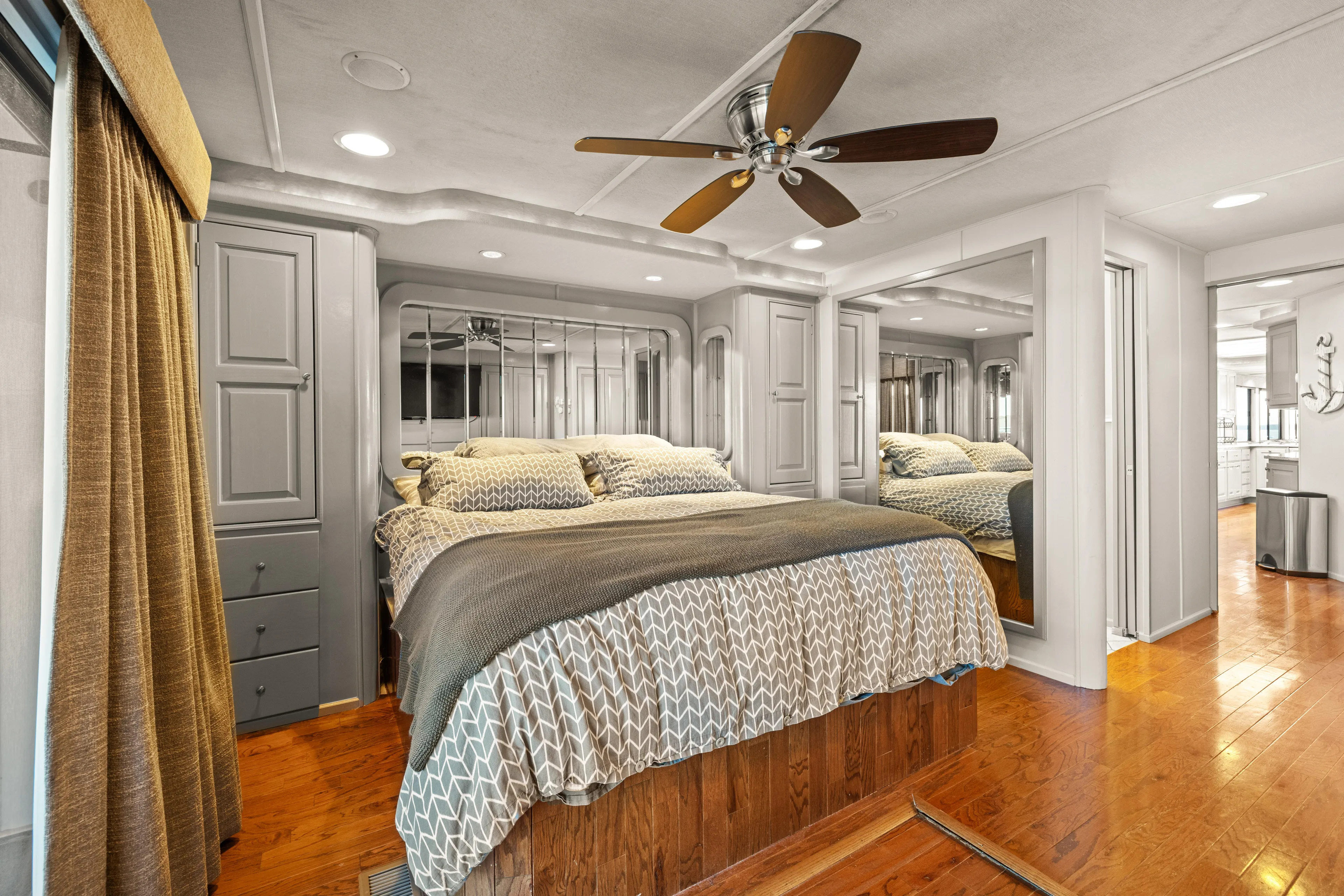  Yacht Photos Pics Luxurious bedroom interior of 1998 Stardust Cruisers houseboat with elegant decor and ceiling fan.