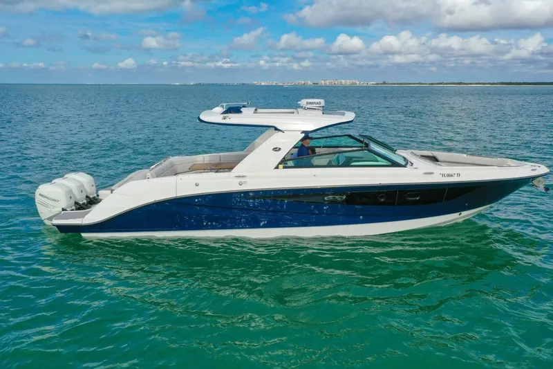  Yacht Photos Pics 2022 Sea Ray SLX 400 Outboard cruising on clear blue water.