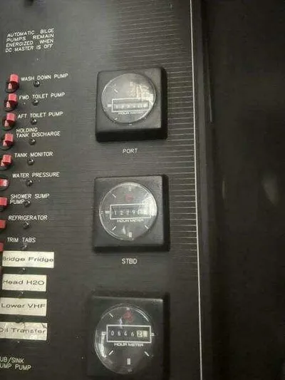  Yacht Photos Pics Control panel of a 2000 Bayliner 4788 Pilot House Motoryacht with gauges and switches.