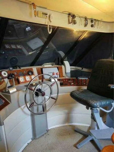  Yacht Photos Pics Pilot house interior of 2000 Bayliner 4788 Motoryacht with steering wheel and control panel.