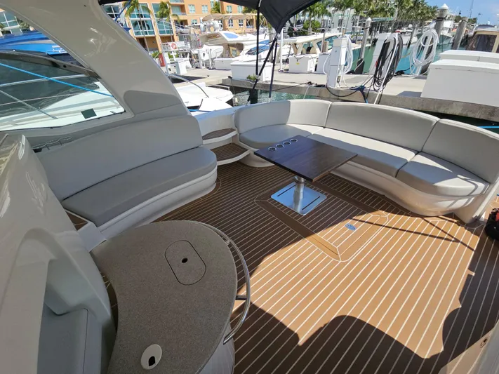 Nautical Dreamer Yacht Photos Pics Luxurious 2005 Sea Ray 500 Sundancer yacht interior with spacious seating and elegant wood flooring.