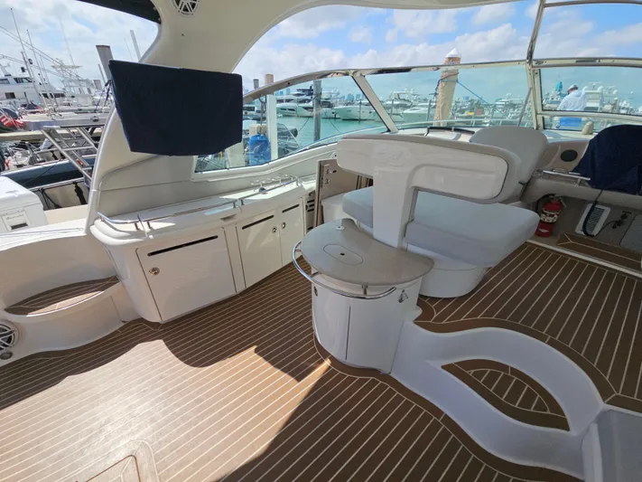 Nautical Dreamer Yacht Photos Pics Luxurious 2005 Sea Ray 500 Sundancer yacht interior with elegant seating and wood flooring.