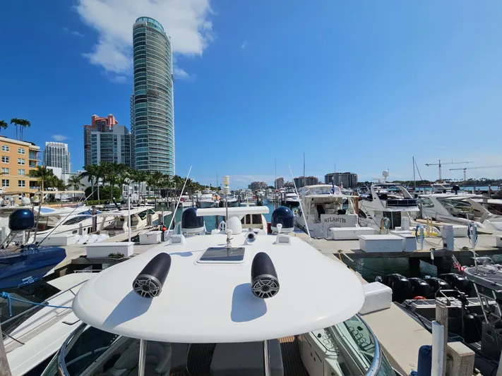 Nautical Dreamer Yacht Photos Pics 2005 Sea Ray 500 Sundancer docked in a marina with city skyline backdrop.