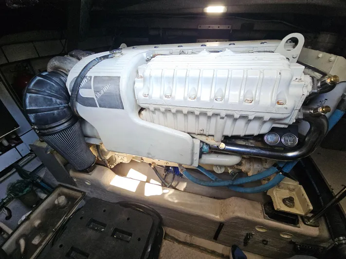 Nautical Dreamer Yacht Photos Pics Engine compartment of a 2005 Sea Ray 500 Sundancer boat.