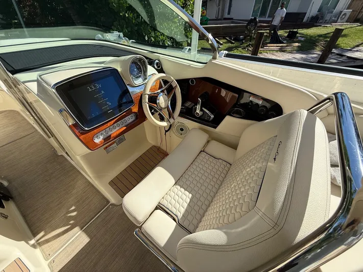  Yacht Photos Pics 2023 CHRIS-CRAFT 31 LAUNCH GT - Image 2