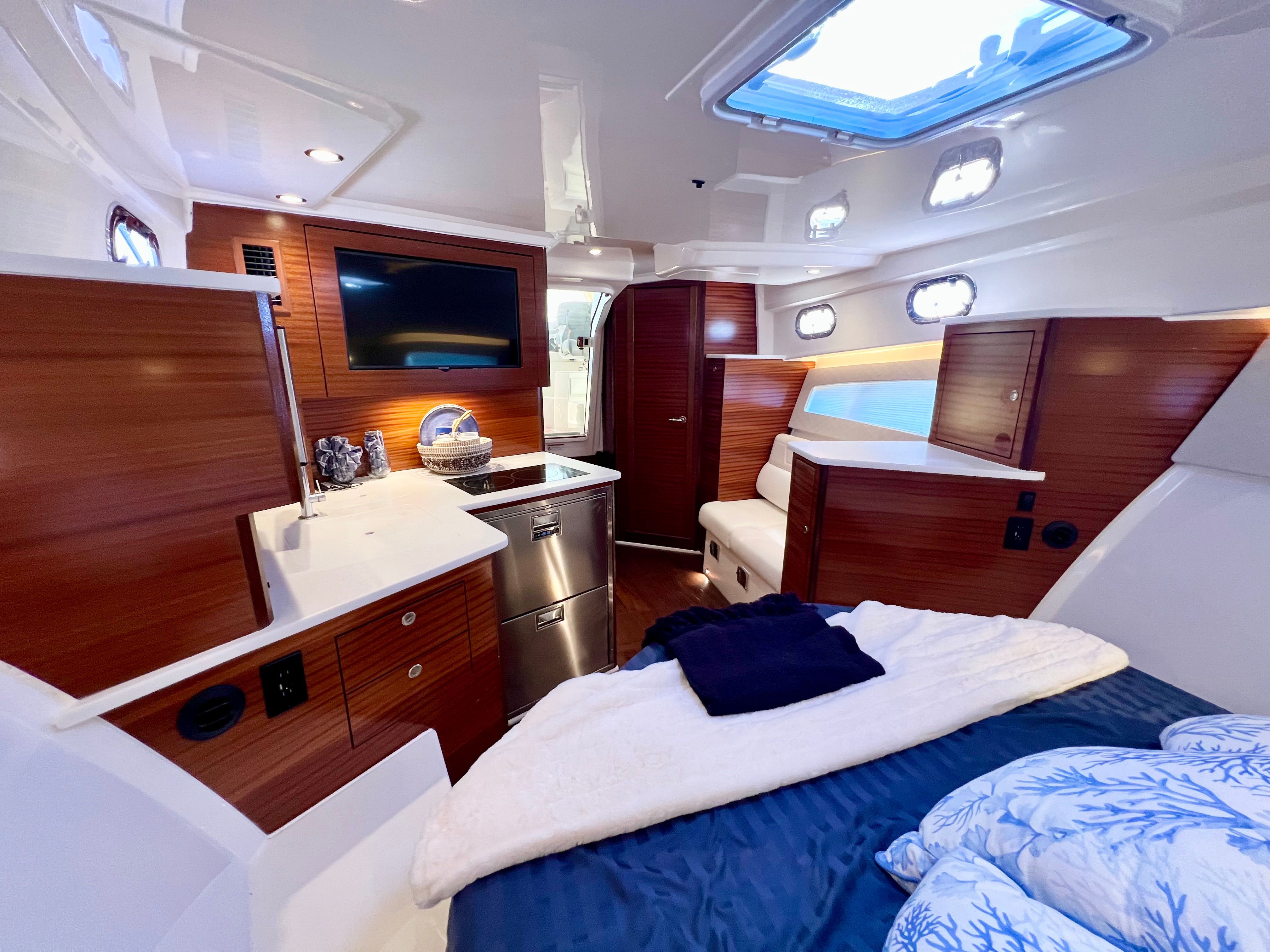 Yacht Photo 40