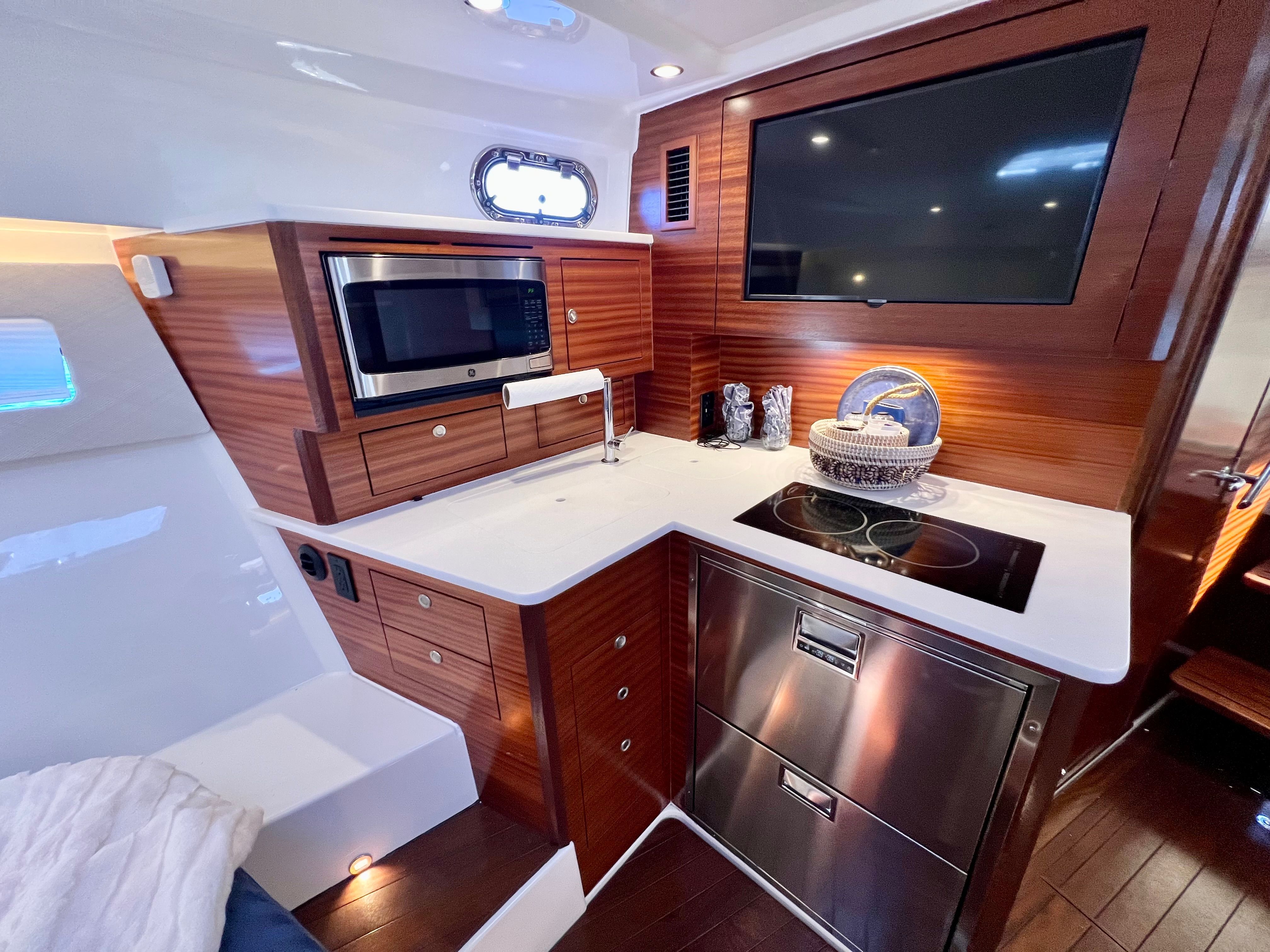 Yacht Photo 32