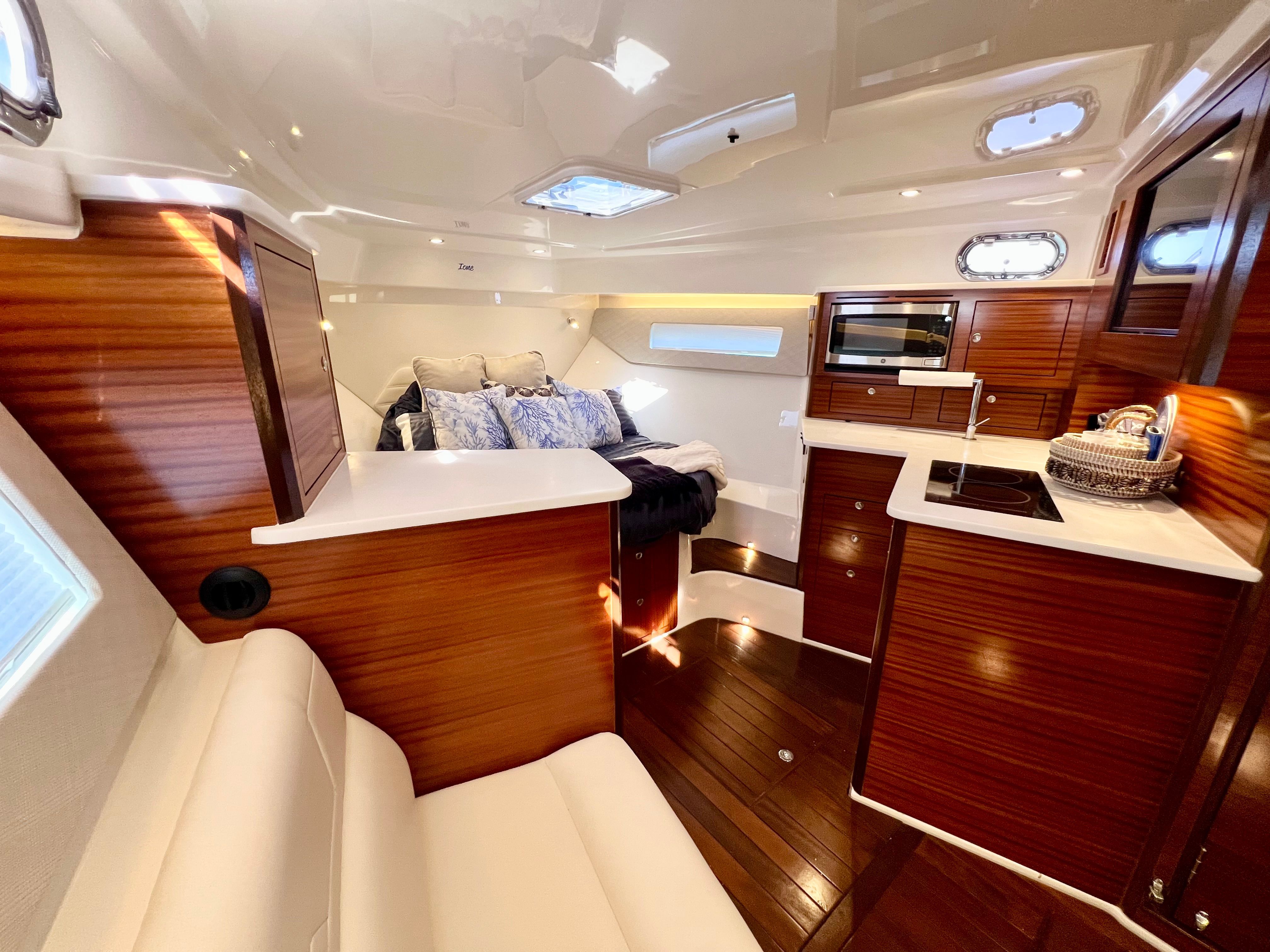 Yacht Photo 36