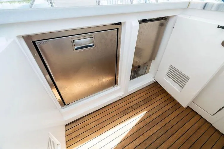 Deep Blue Yacht Photos Pics 2018 Azimut Flybridge - Image 23