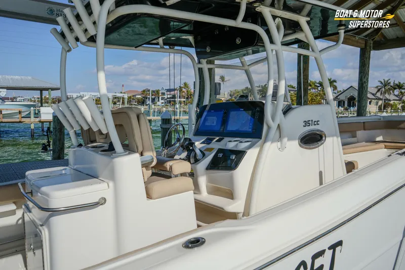  Yacht Photos Pics 2018 Key West Billistic 351 Center Console boat interior at marina.