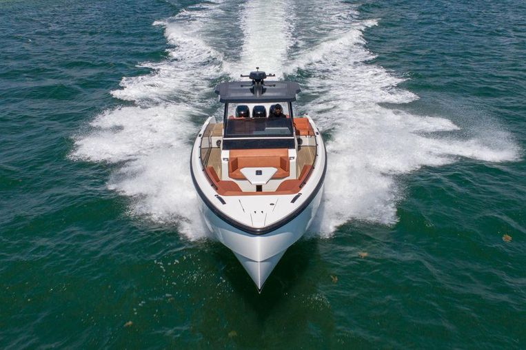 2021-40-vanquish-yachts-vq40