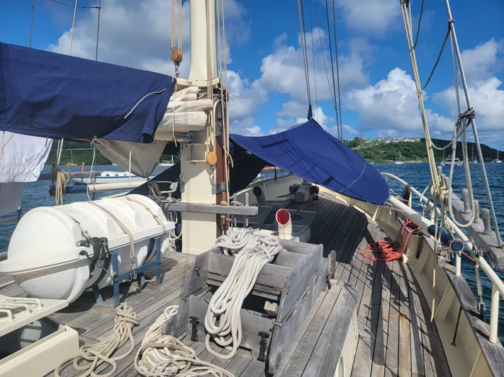Maisie Rose Yacht Photos Pics Vintage 1984 Kuipper NV Holland sailboat deck with ropes and blue tarps.