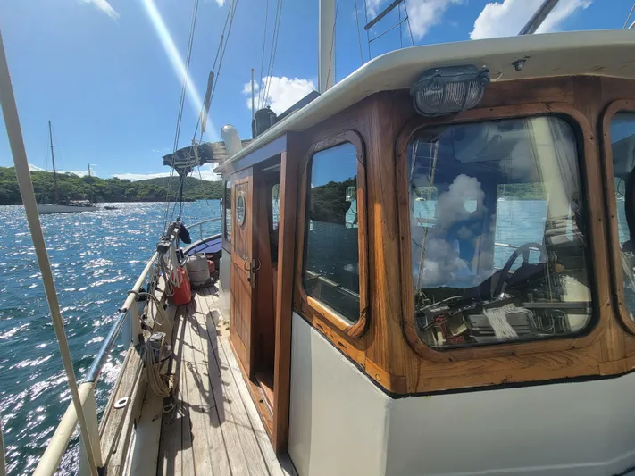 Maisie Rose Yacht Photos Pics Sailing boat "Kuipper NV Holland" 1984 on sunny waters, wooden cabin detail.
