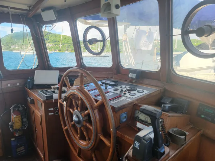 Maisie Rose Yacht Photos Pics Vintage 1984 Kuipper NV Holland boat cockpit with wooden steering wheel and control panels.