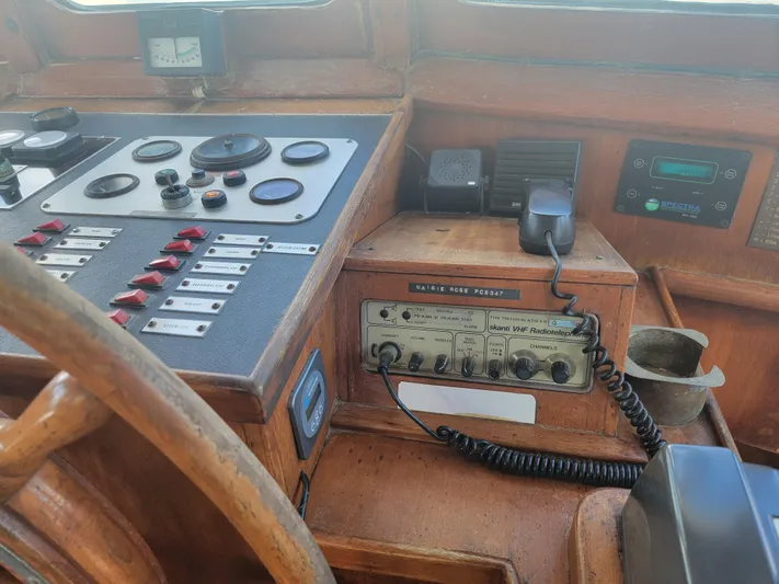 Maisie Rose Yacht Photos Pics Vintage 1984 Kuipper NV Holland boat control panel with radio and navigation equipment.