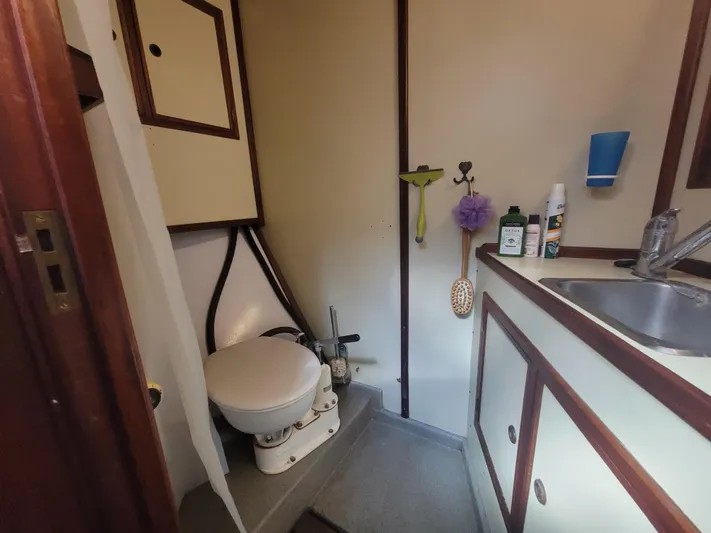 Maisie Rose Yacht Photos Pics Compact 1984 Kuipper NV Holland boat bathroom with toilet and sink.