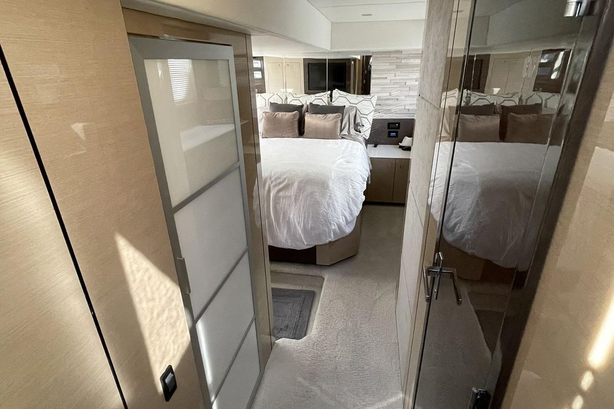 2019 Cruisers Yachts 53 