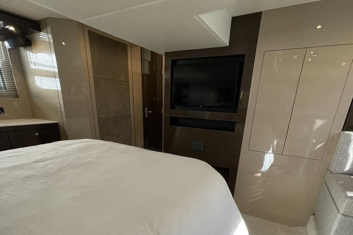 2019 Cruisers Yachts 53 