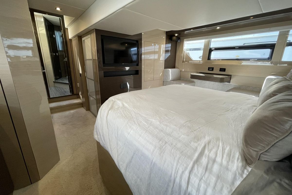 2019 Cruisers Yachts 53 