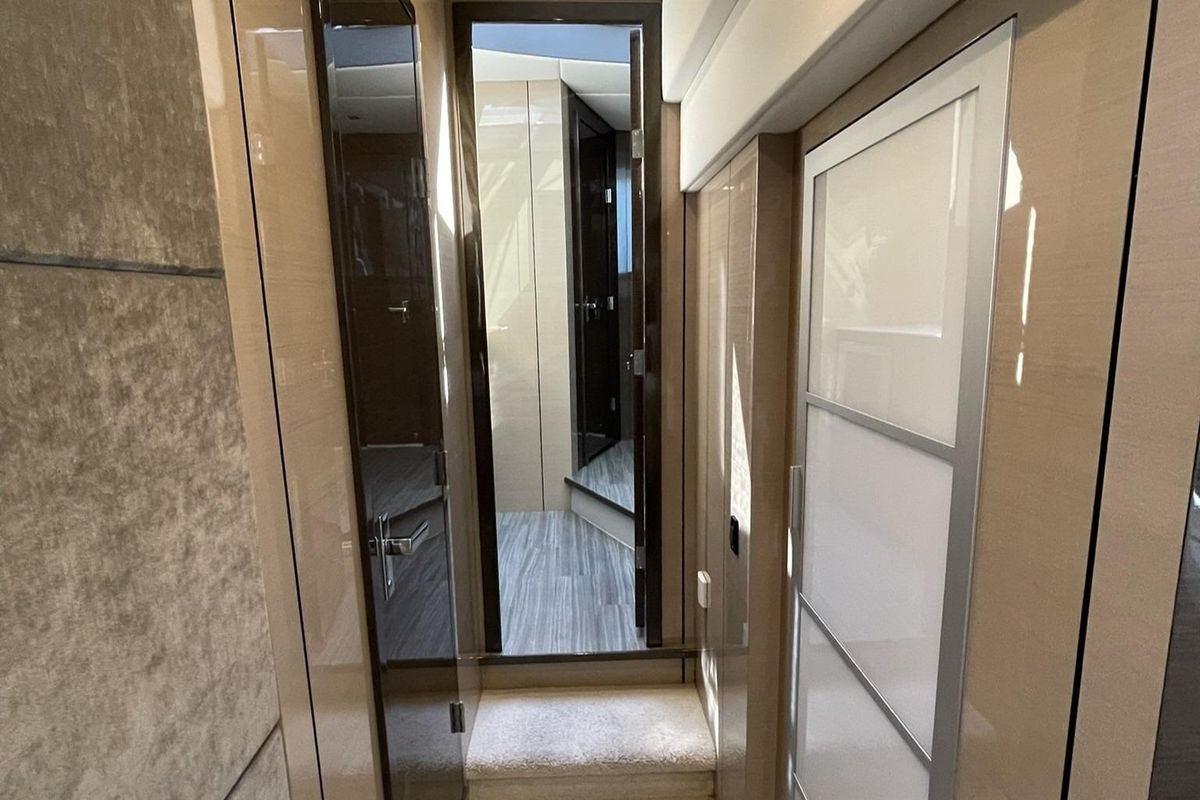 2019 Cruisers Yachts 53 