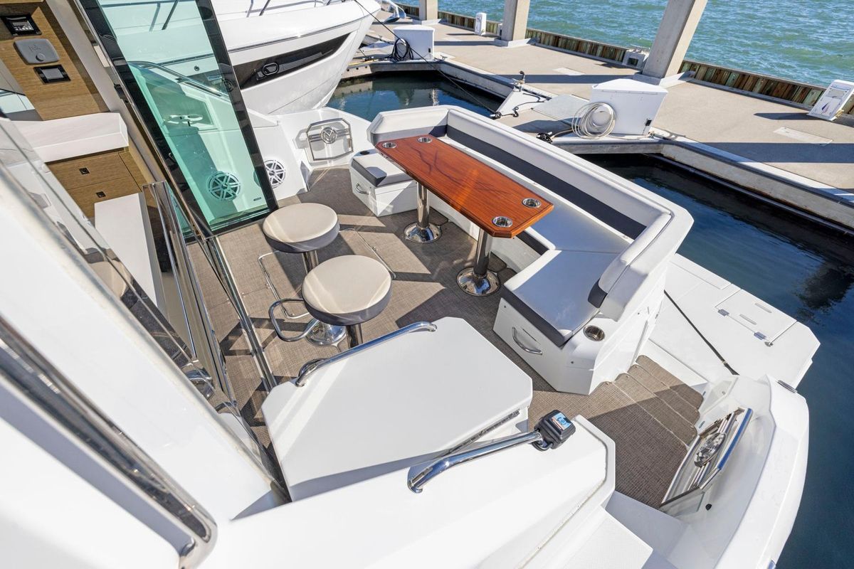 2019 Cruisers Yachts 53 