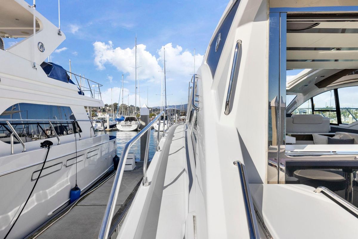 2019 Cruisers Yachts 53 