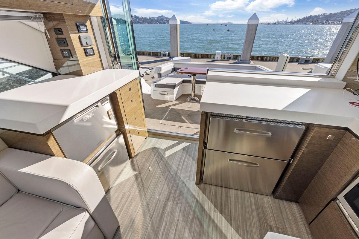 2019 Cruisers Yachts 53 