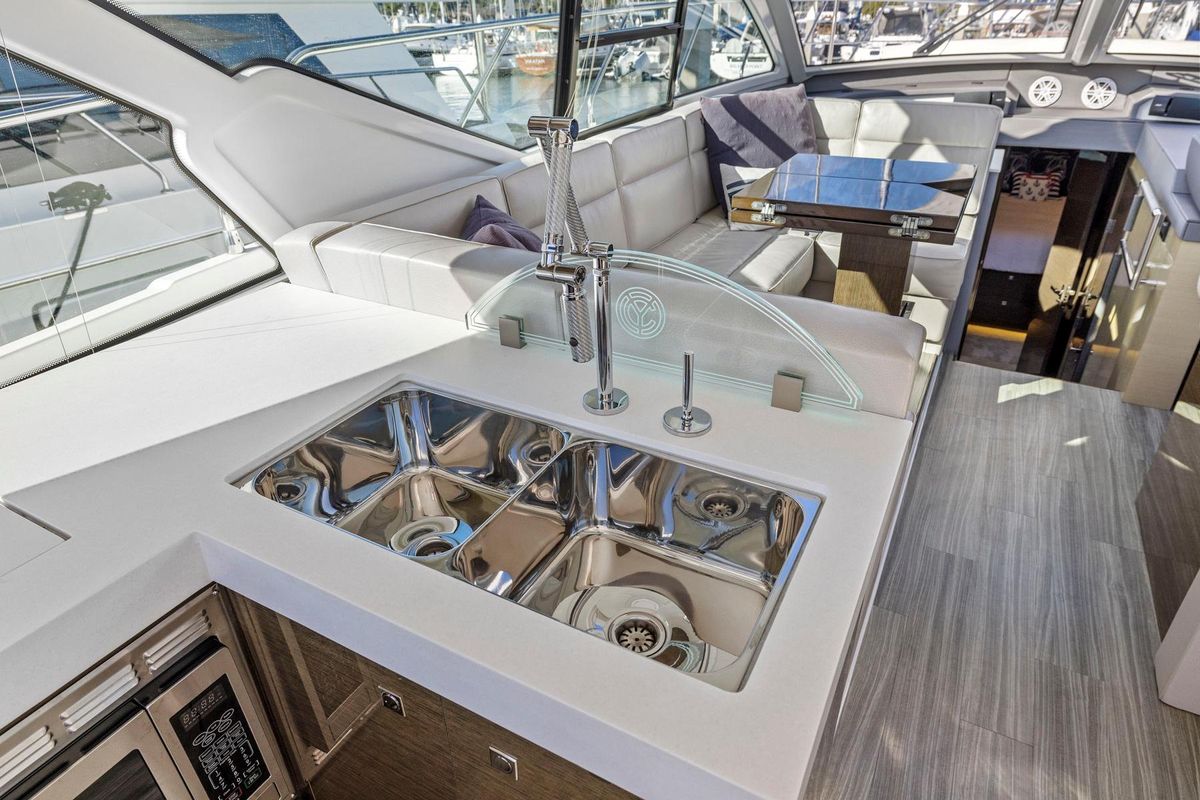 2019 Cruisers Yachts 53 