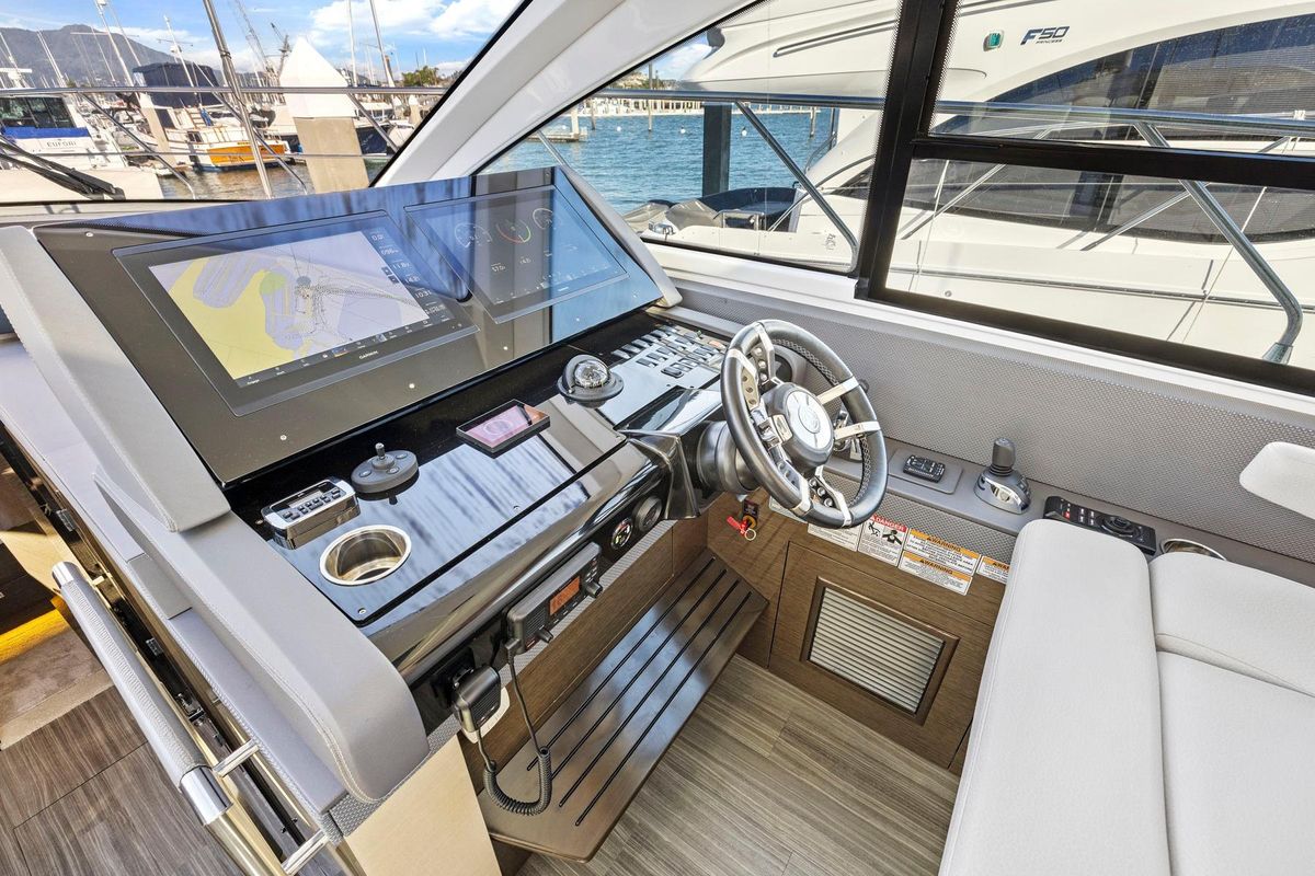 2019 Cruisers Yachts 53 