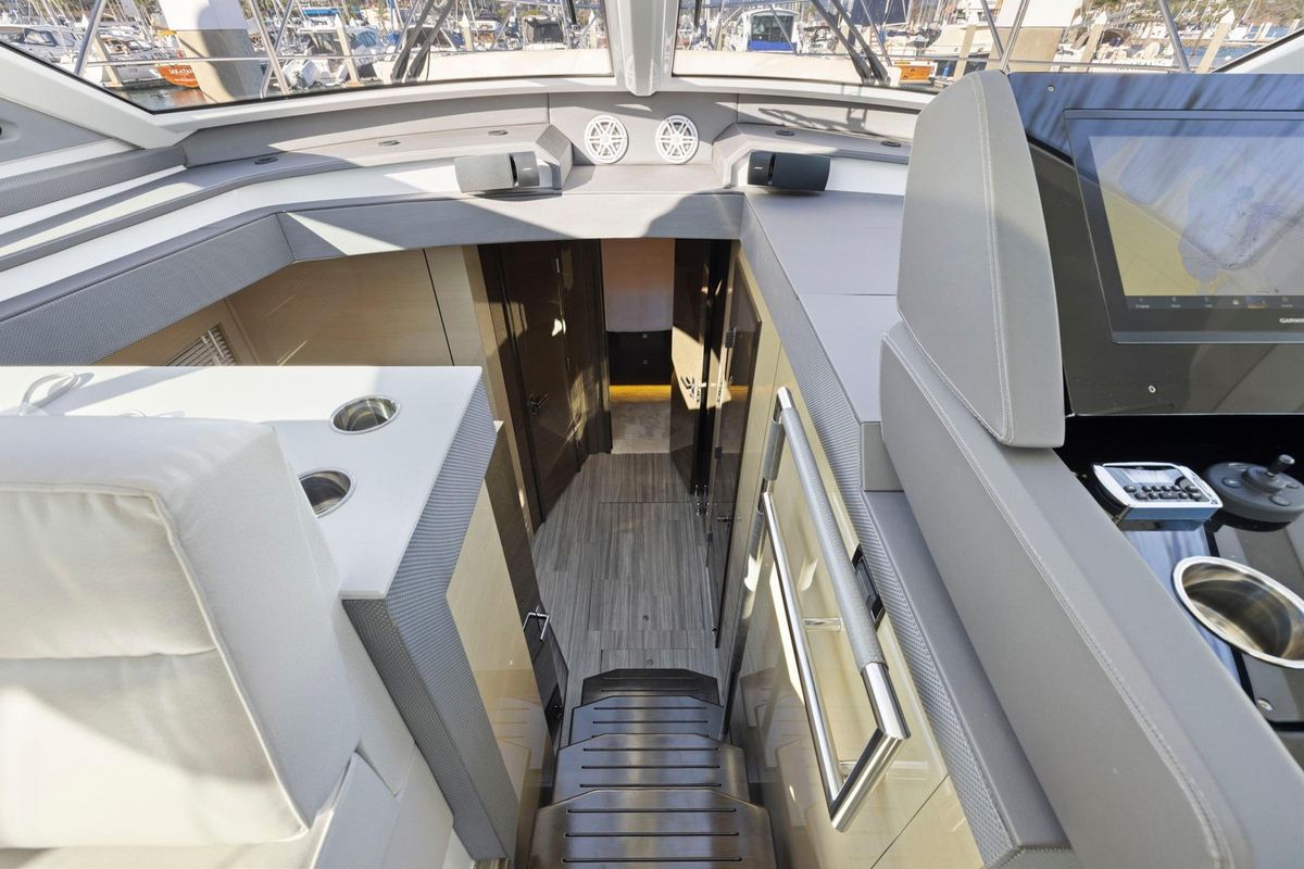 2019 Cruisers Yachts 53 