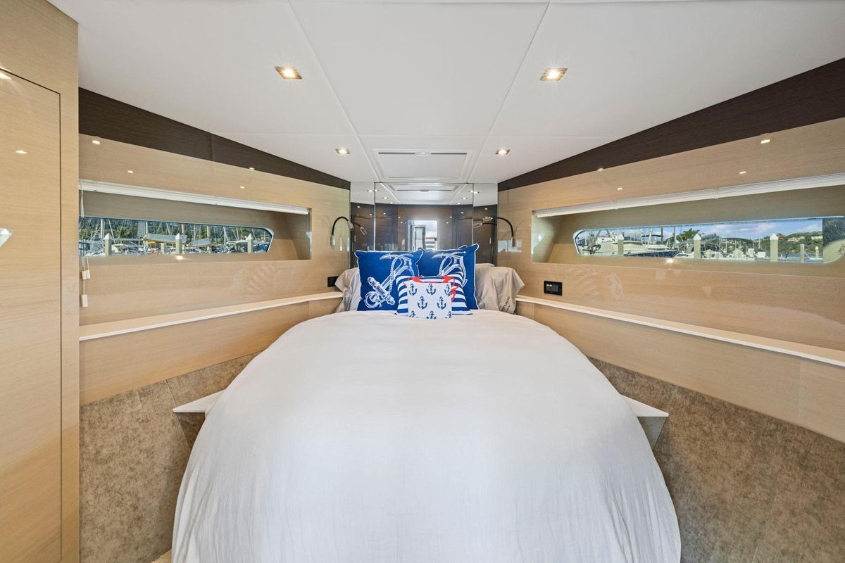 2019 Cruisers Yachts 53 