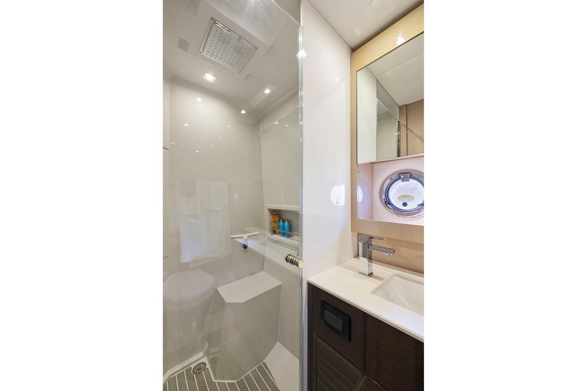 2019 Cruisers Yachts 53 