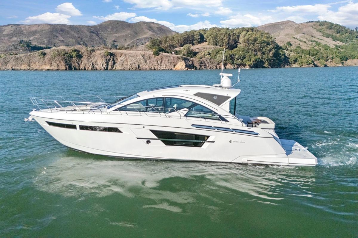 2019 Cruisers Yachts 53 
